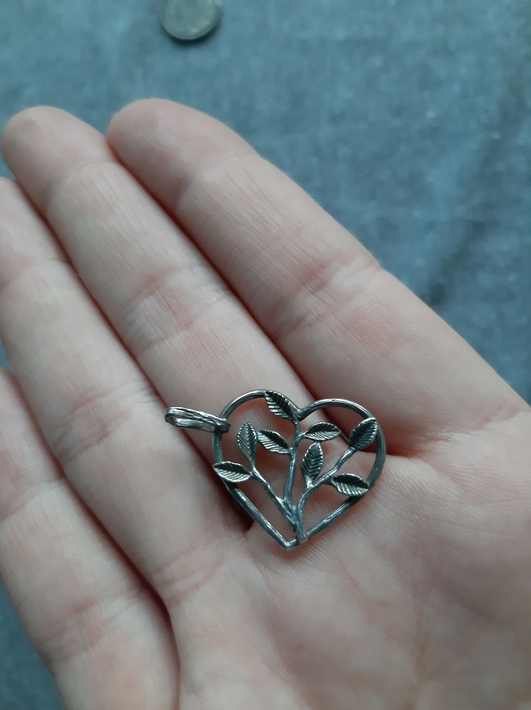 Zawieszka do łańcuszka handmade srebro, srebrna serce, gałązka, liście