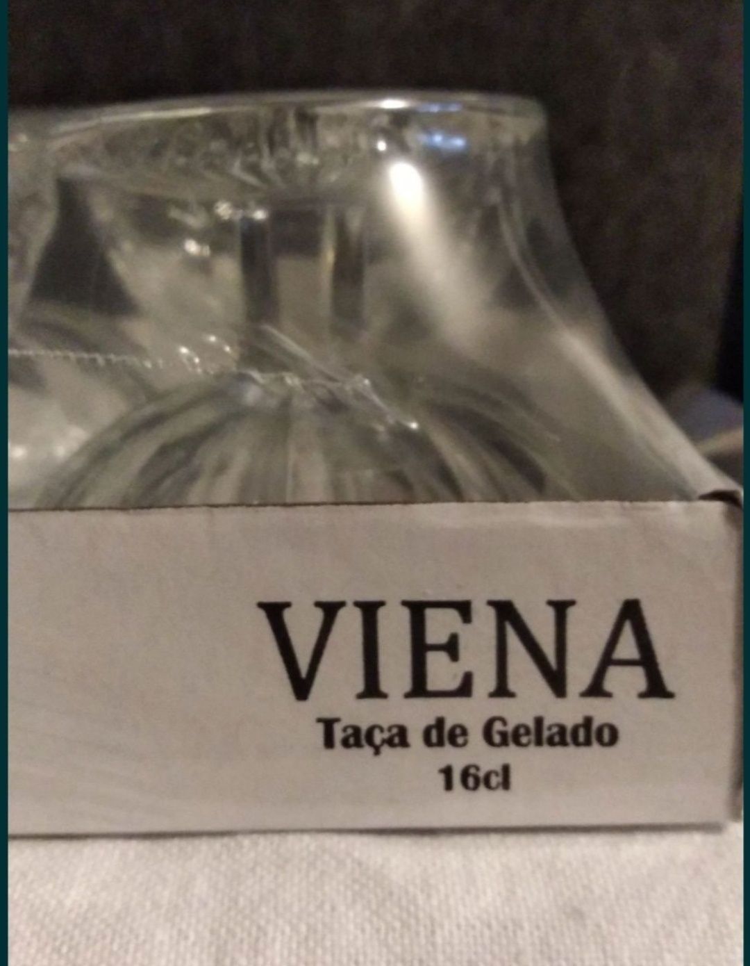 Seis taças de sobremesa, novas.