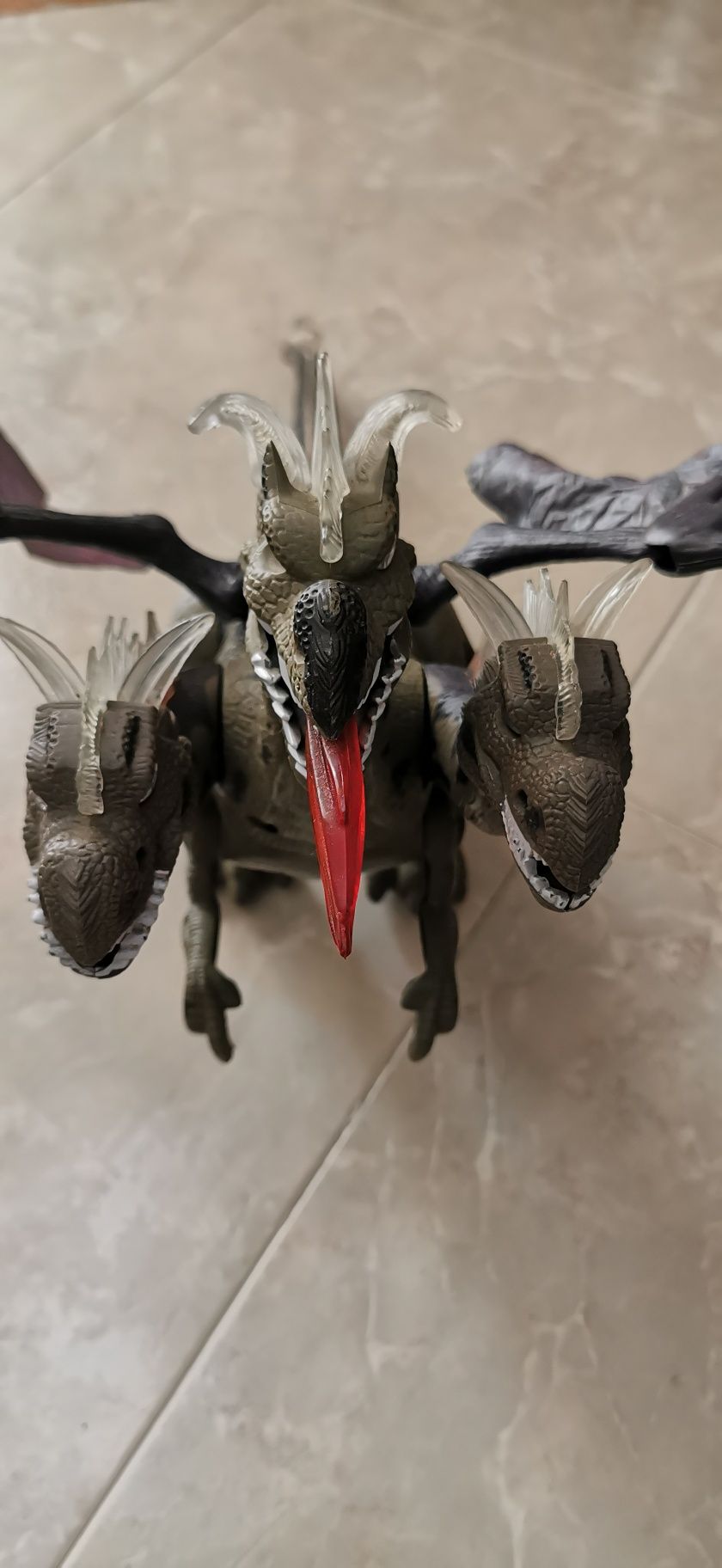 Dinossauro 3 cabeças com luz e som