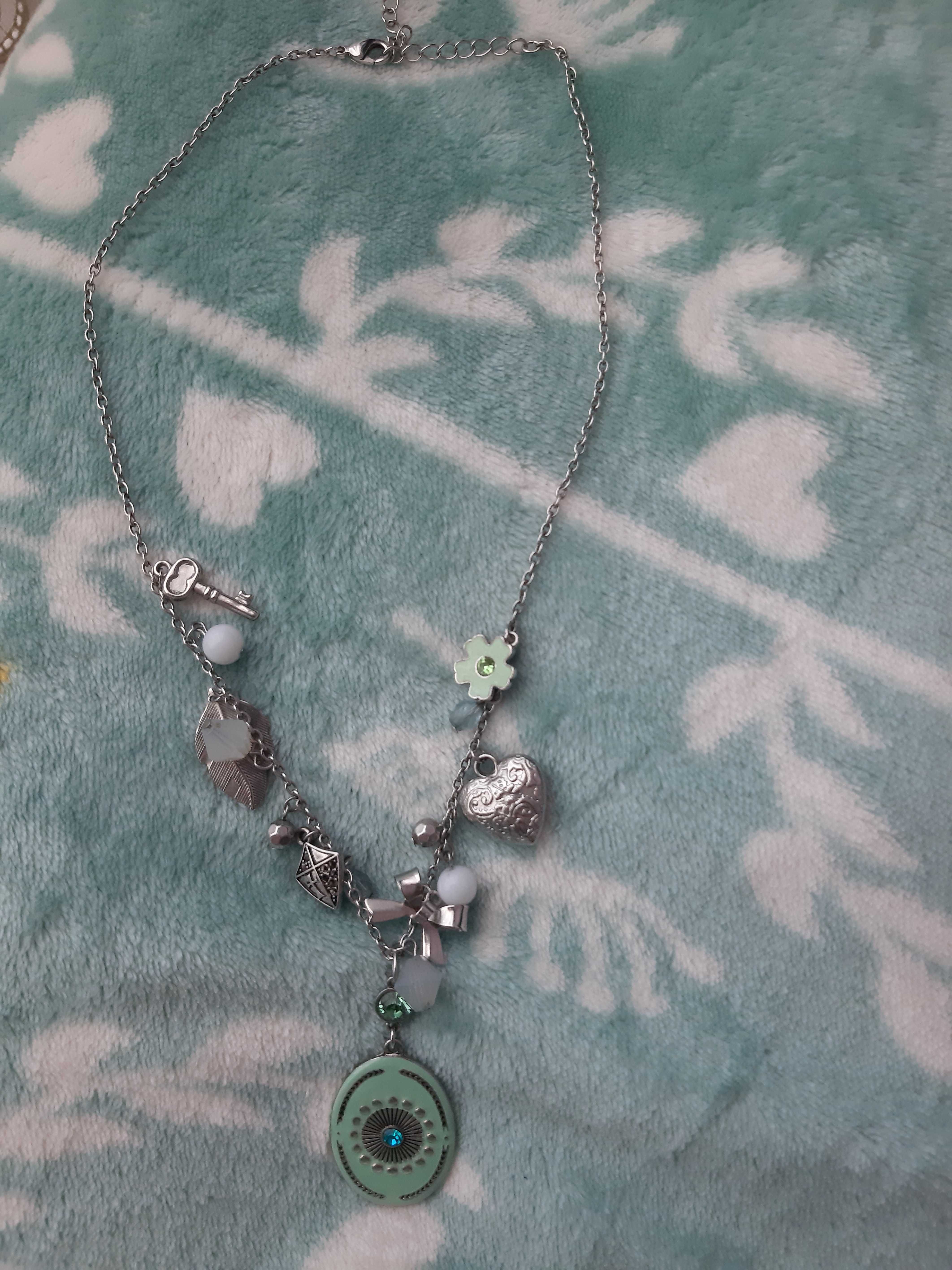 Colar bijou brigitte | verde menta | ornamentos | laço coração
