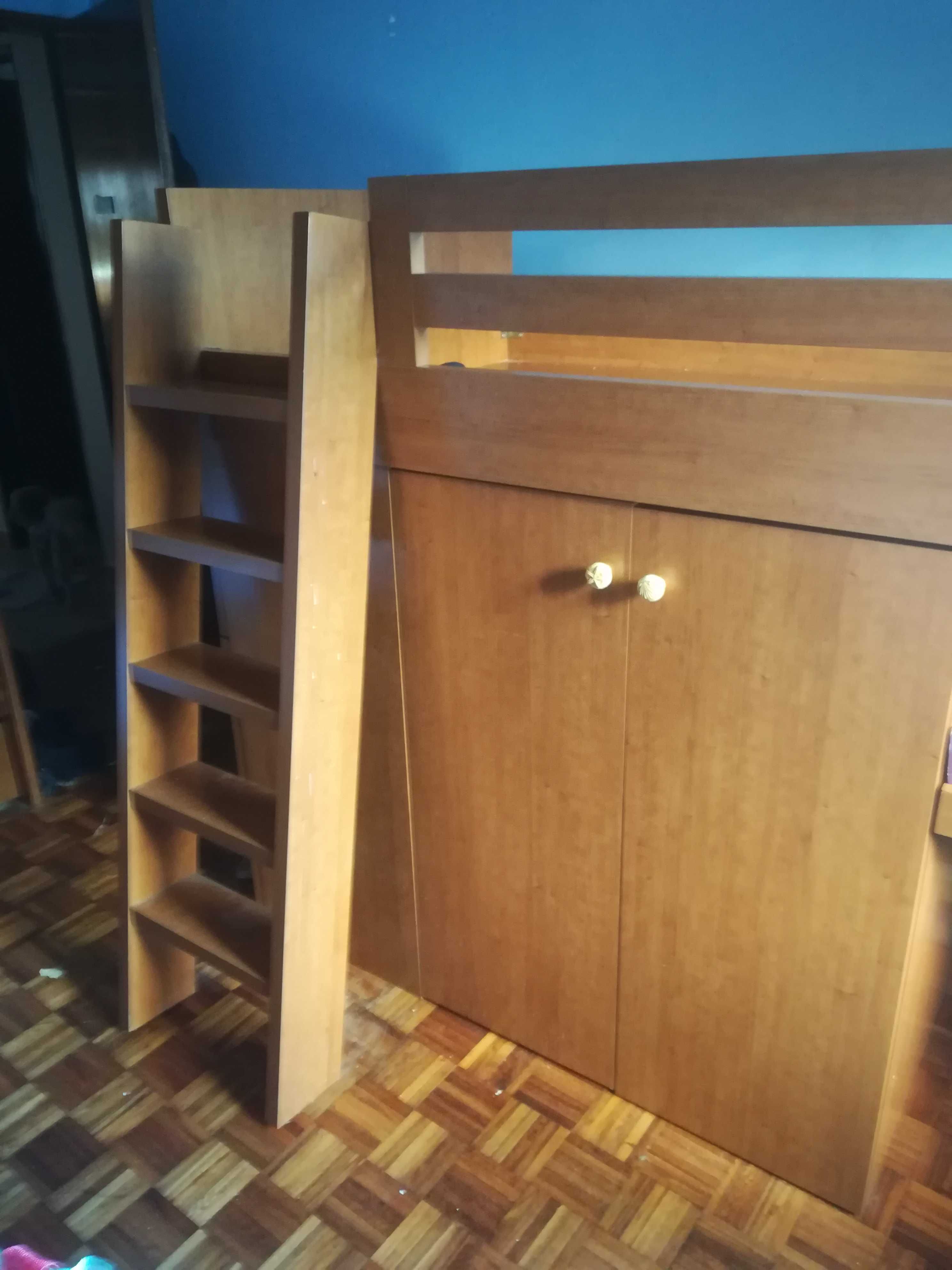 Cama com armário, gavetas e secretária