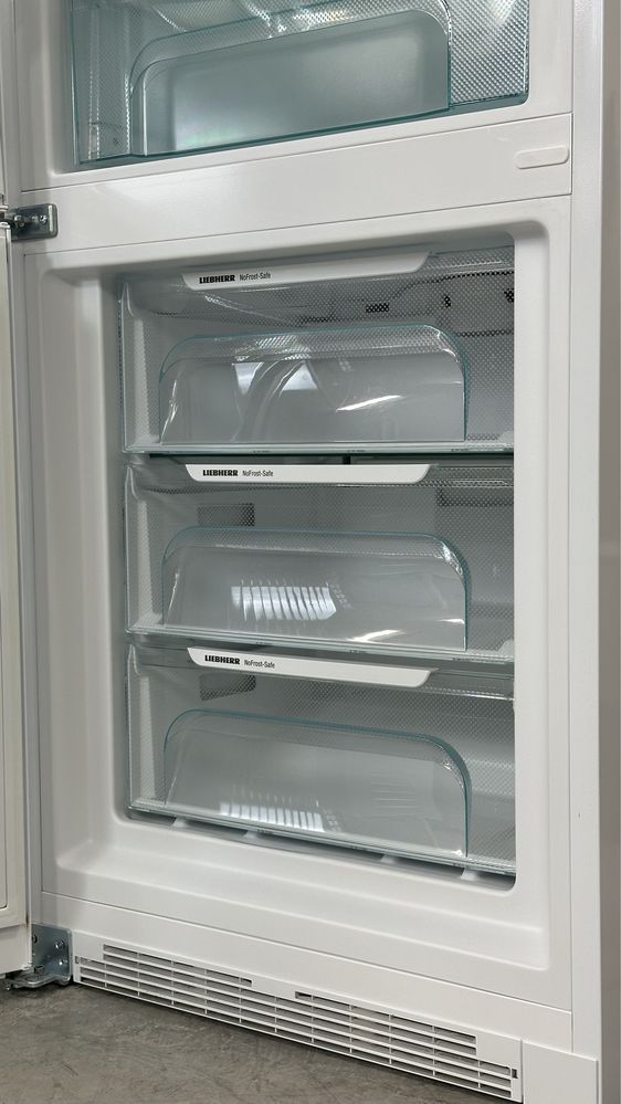 Широкий  вмісткий холодильник Liebherr CN5735