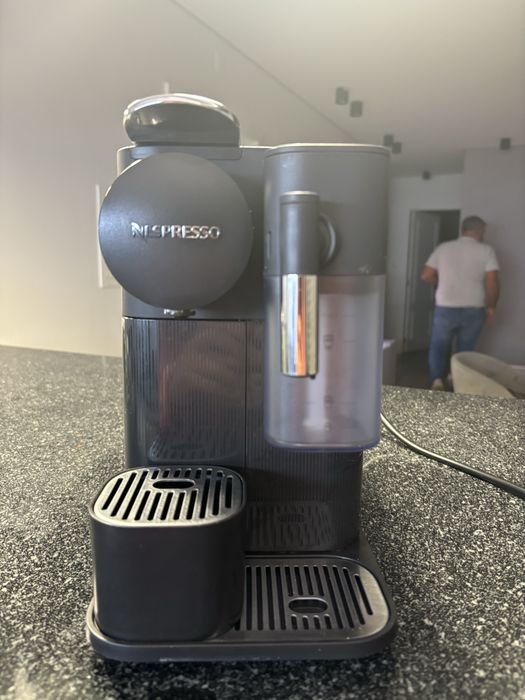 Maquina de café nespresso DeLonghi Lattissima One Evo preta