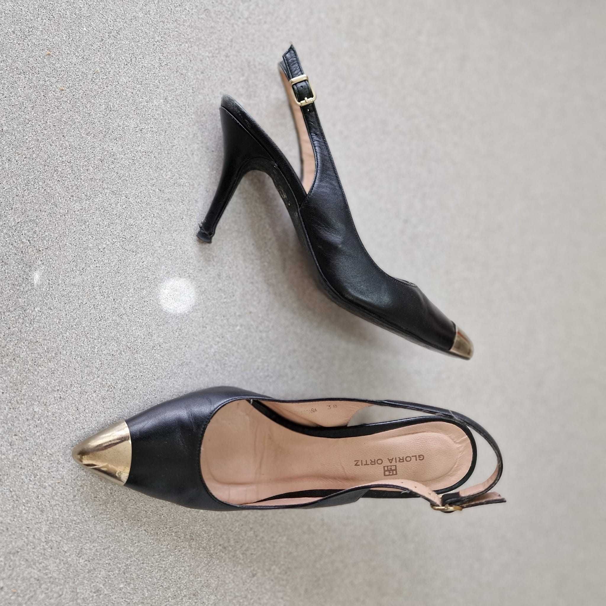 Sapatos pretos abertos atrás com biqueira da Gloria Ortiz