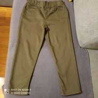 Spodnie 3/4 w modnym kolorze oliwkowym