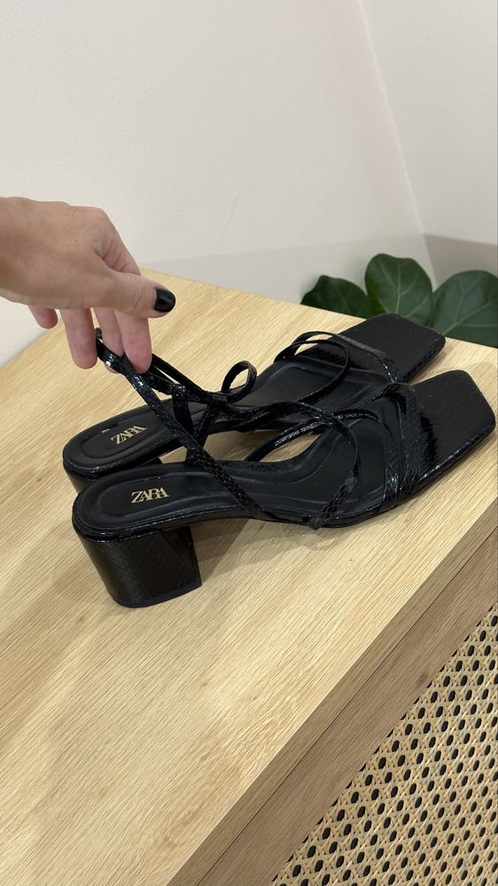 Босоніжки ZARA дуже зручні НОВІ 38.5-39 розмір