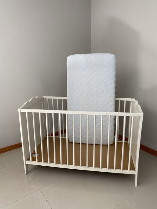 Berço de bebê do IKEA.