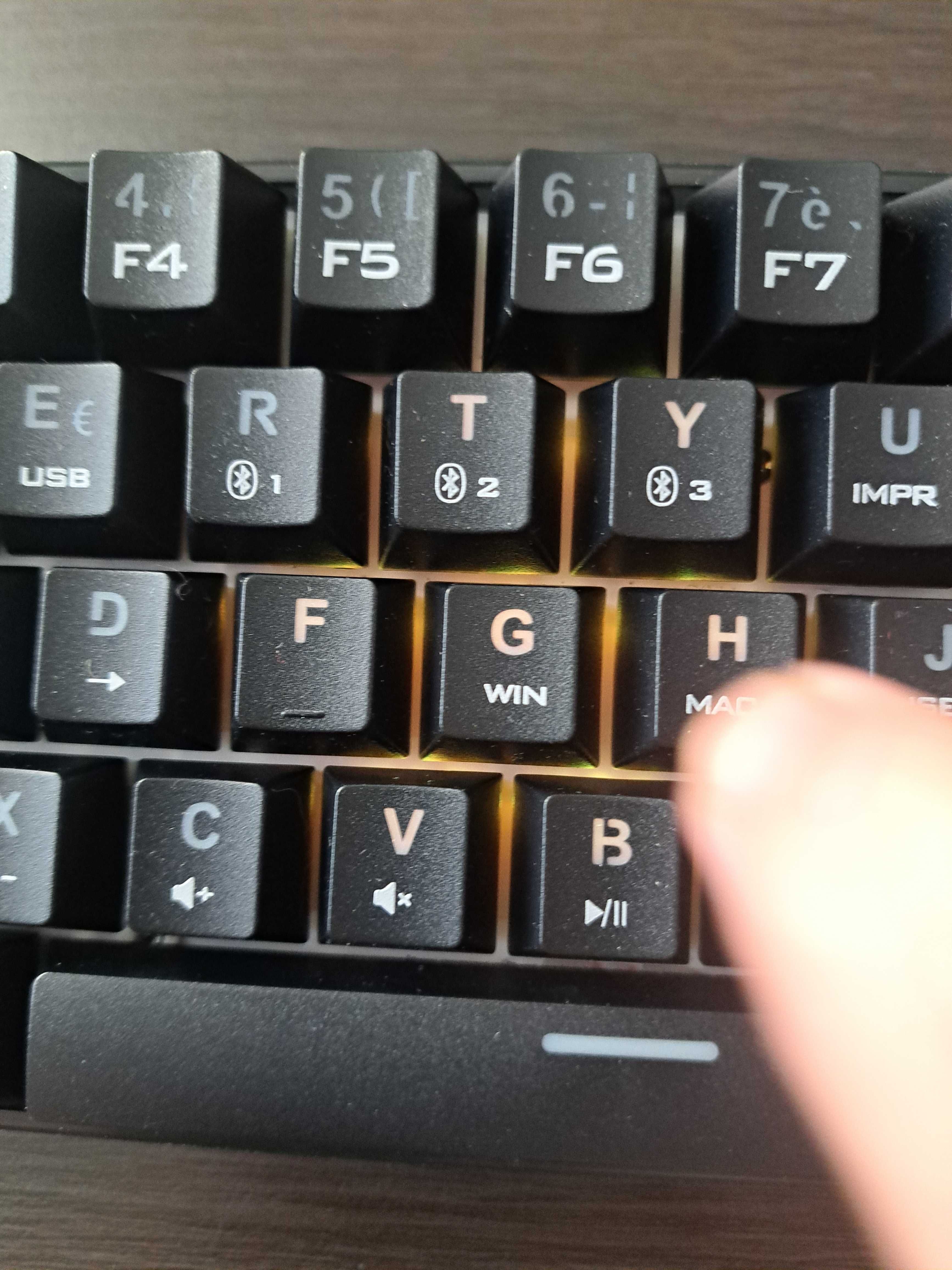 Bezprzewodowa klawiatura mechaniczna RGB z akumulatorem XPERT K200