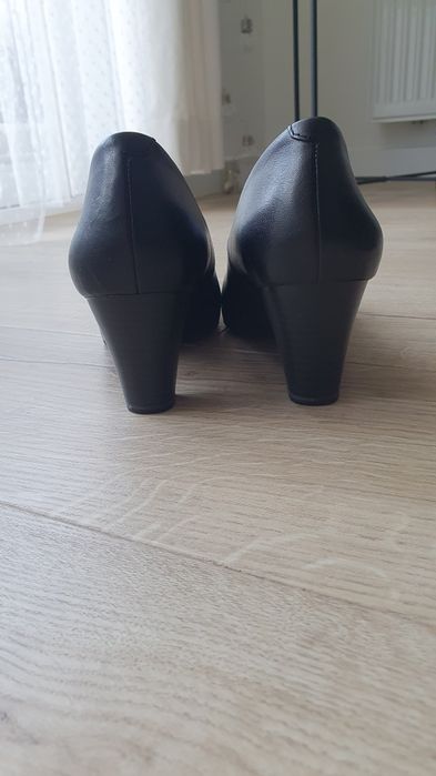 Czółenka skórzane czarne Caprice 38