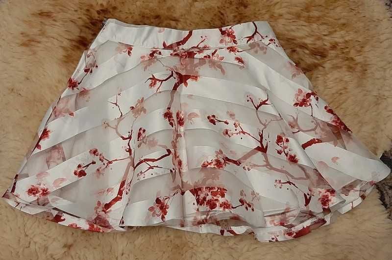 Rozkloszowana krótka spódnica r.128 biała w kwiaty