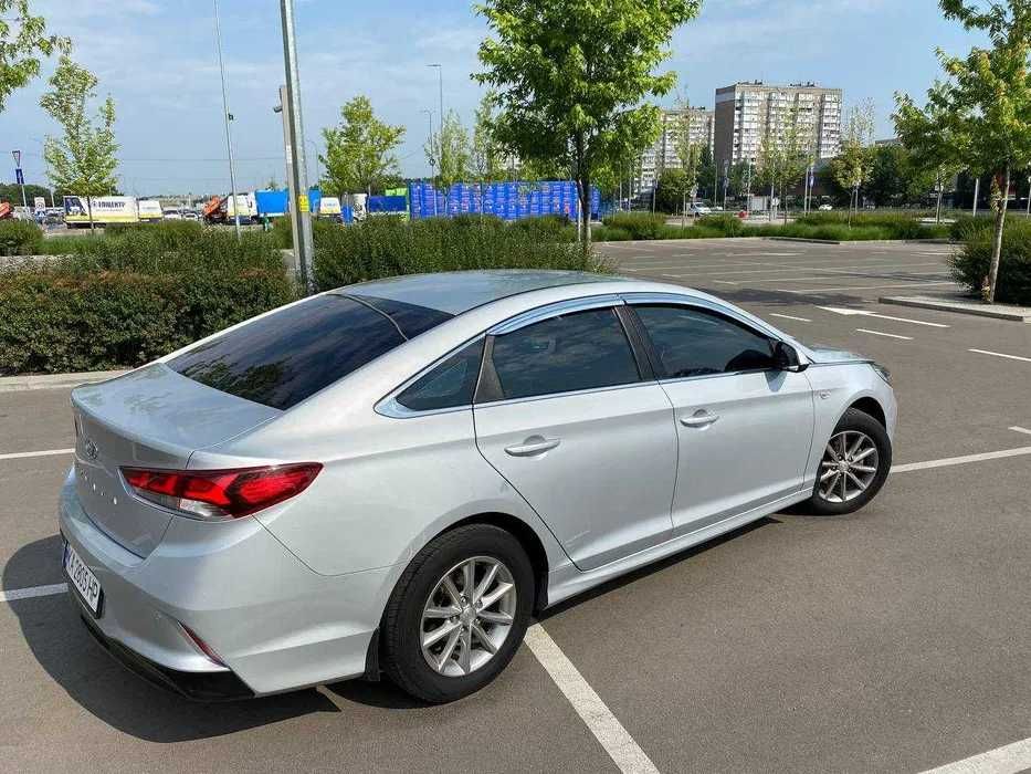 Оренда легкового автомобіля бізнес класу Hyundai Sonata