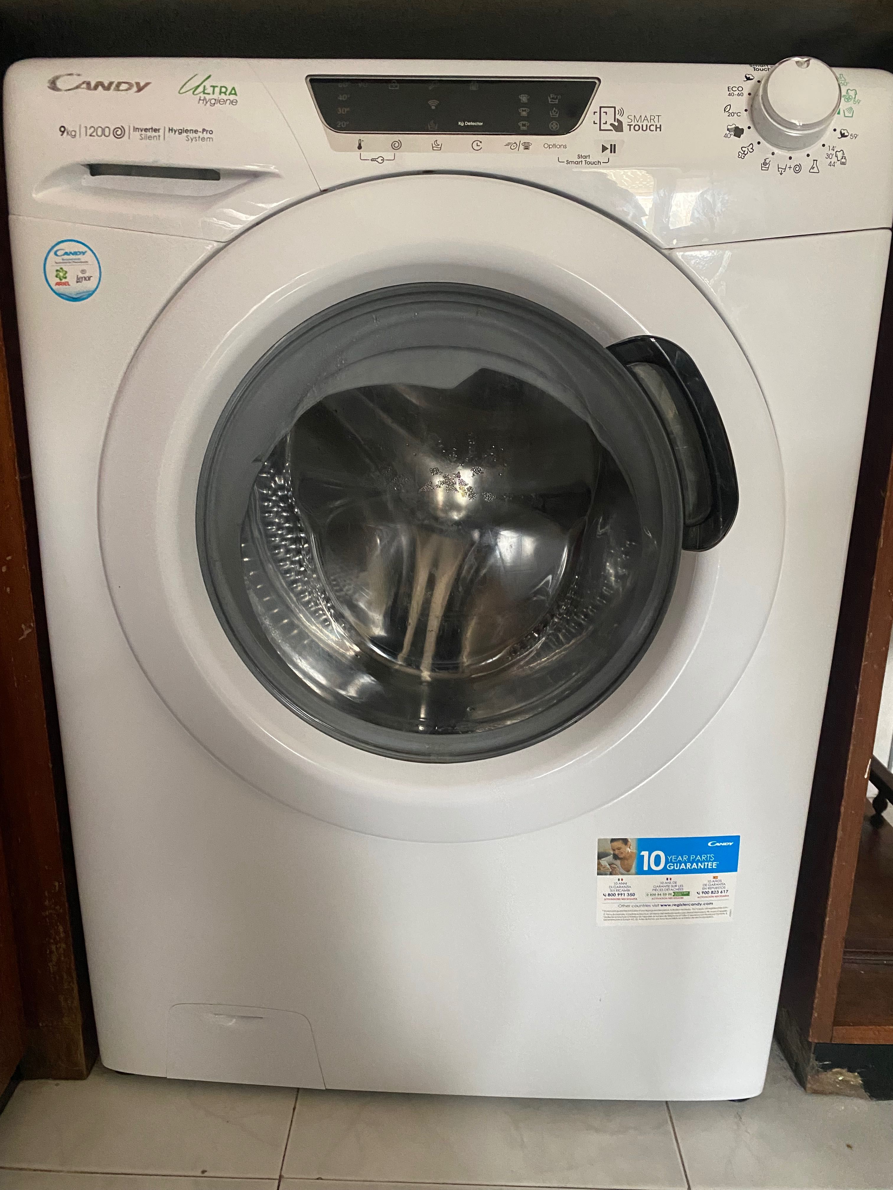 Sofá cama, cama, máquina de lavar roupa, mesa com 4 cadeiras, espelho,