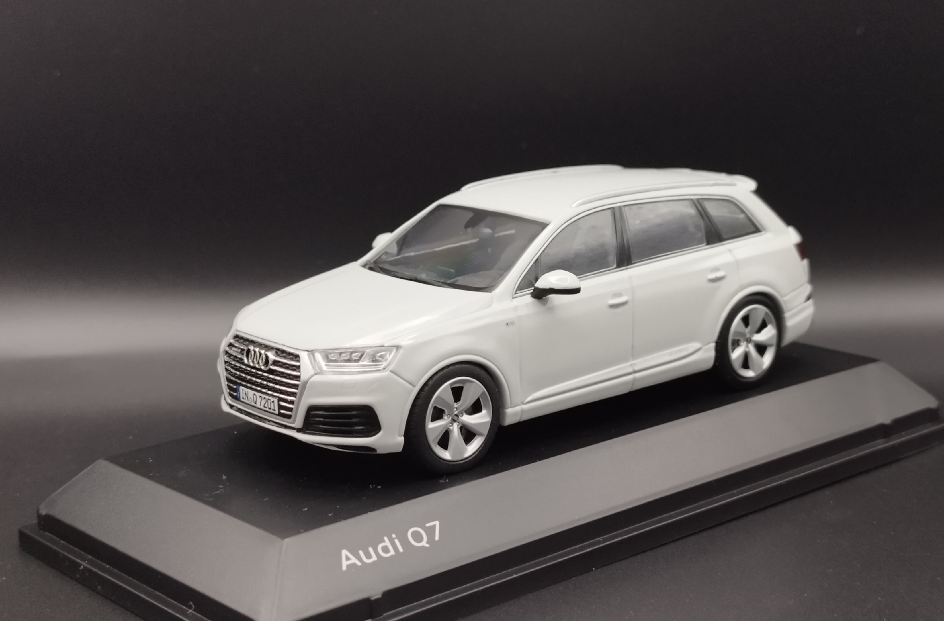 1:43 Spark Audi Q7 model nowy