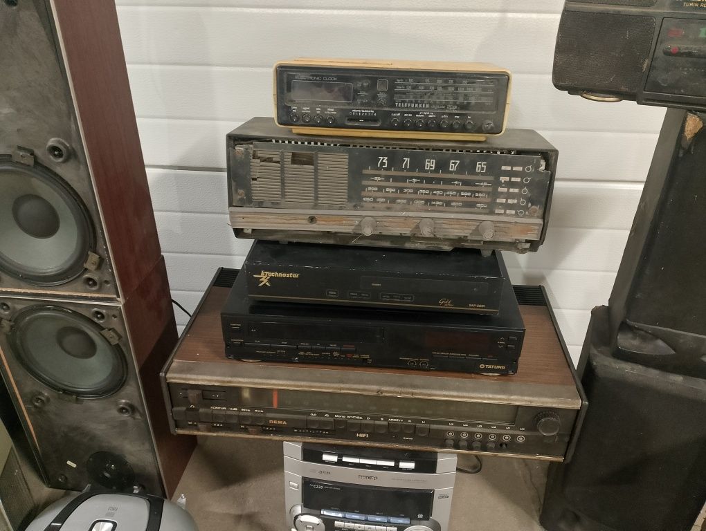 Stare radio kolumny wieża złom