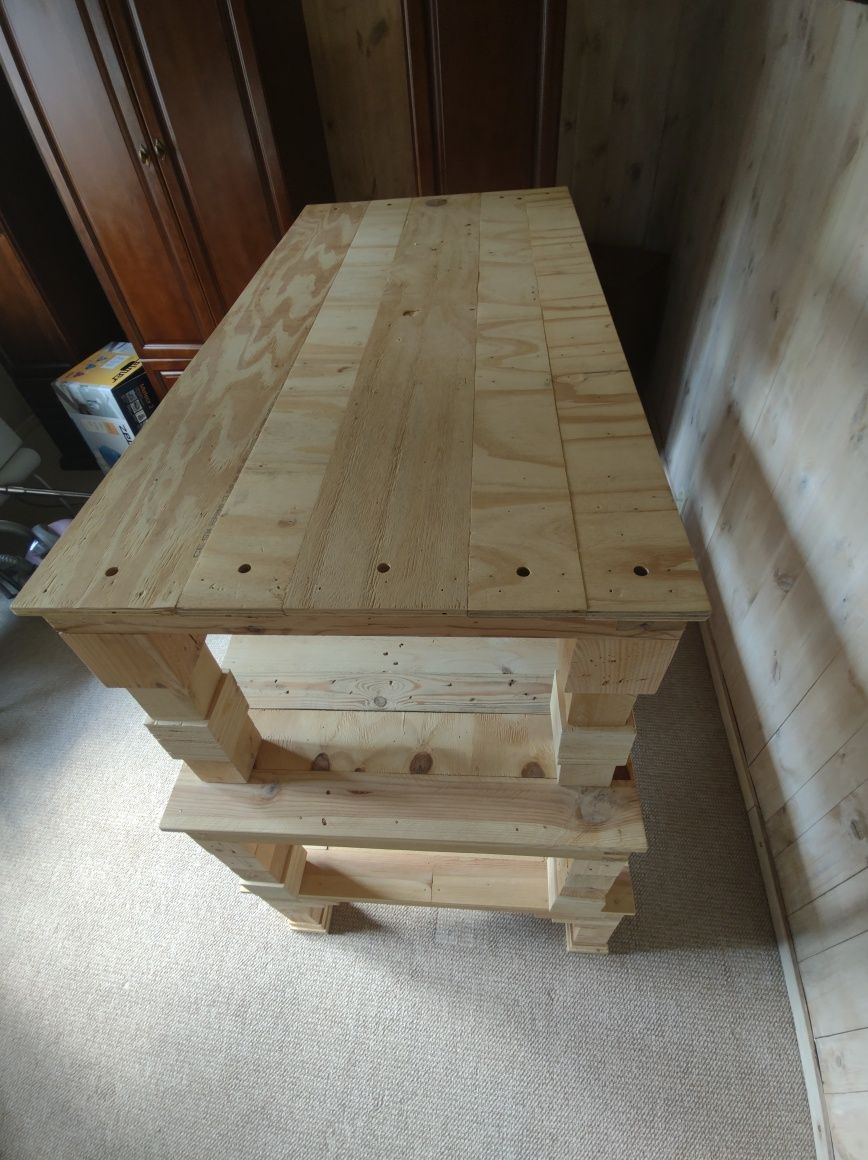 Drewniane stoły z drewna sosnowego