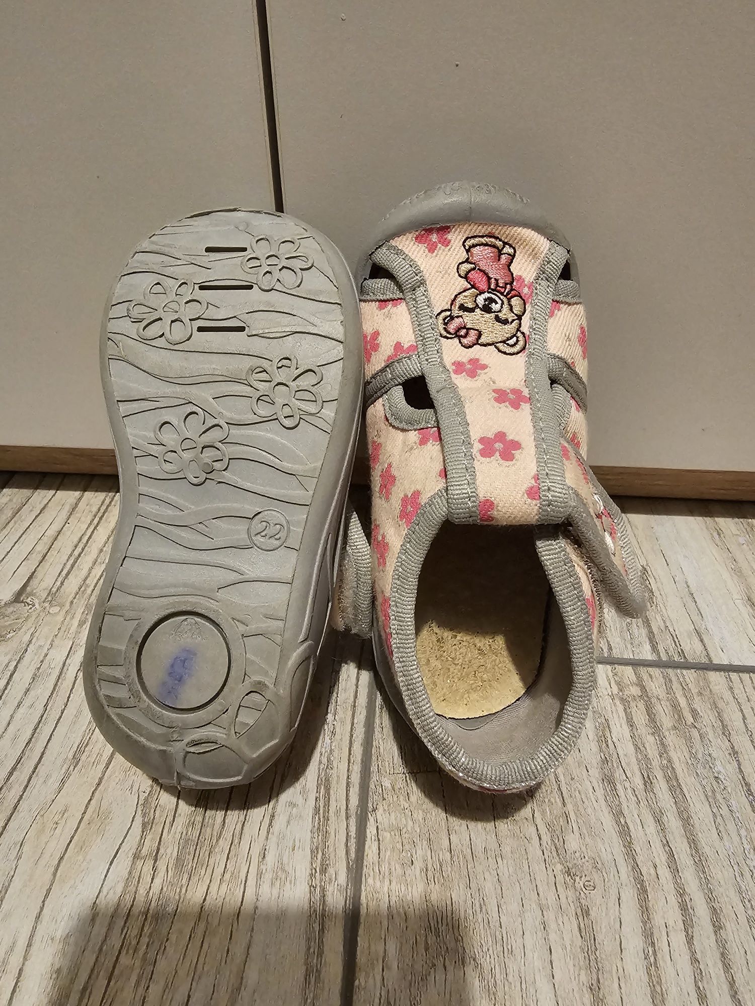 Buty kapcie dla dziewczynki dziewczęce rozm. 22, stan bdb!