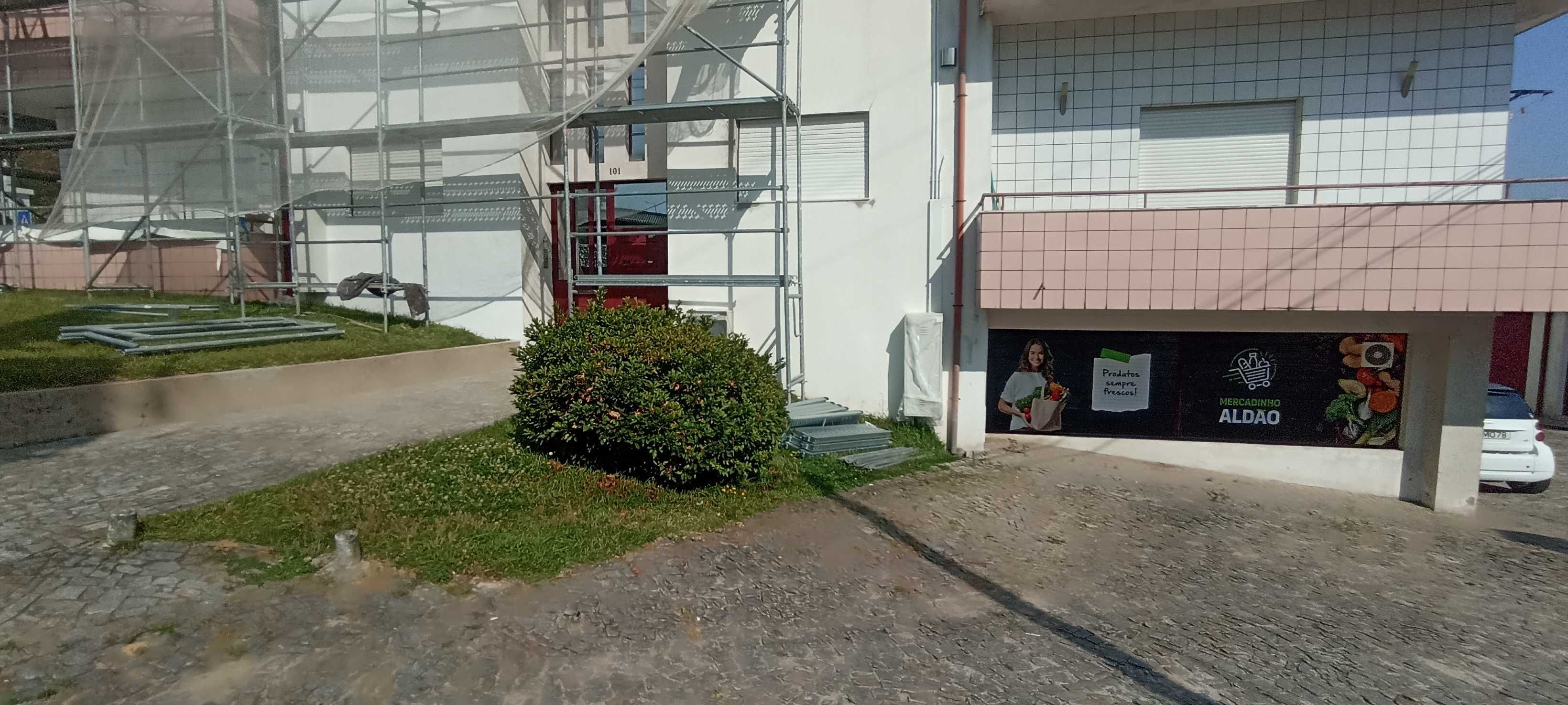 Apartamento T2/ Loja, Aldão, Guimaraes