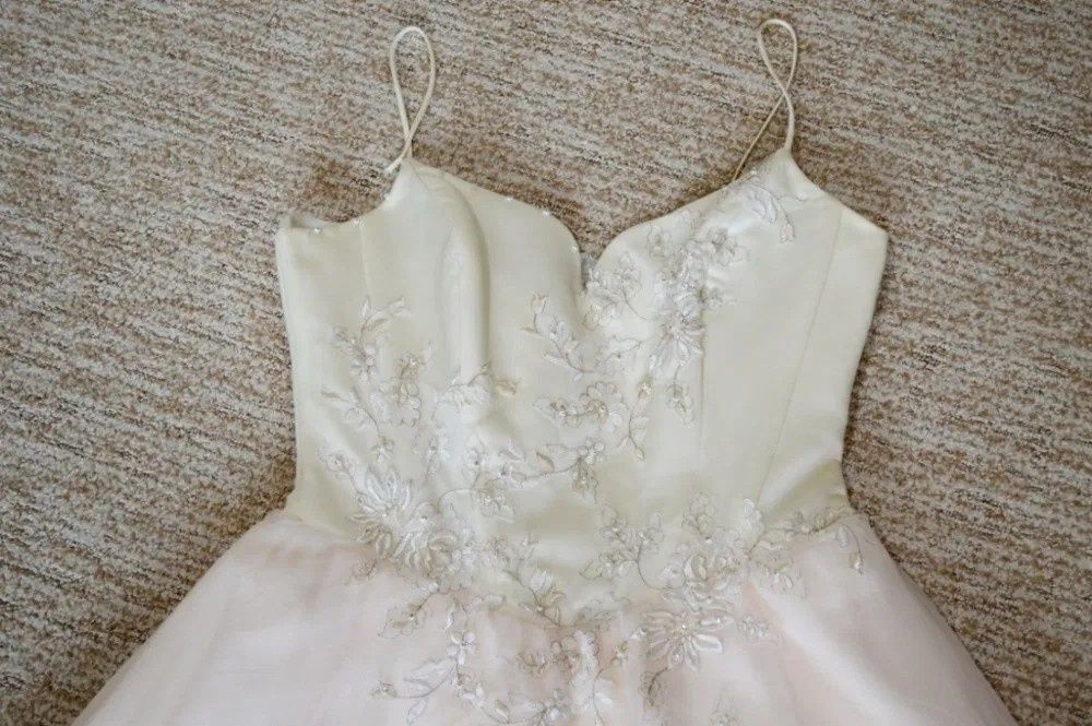 Нарядное платье молочно-пудрового цвета