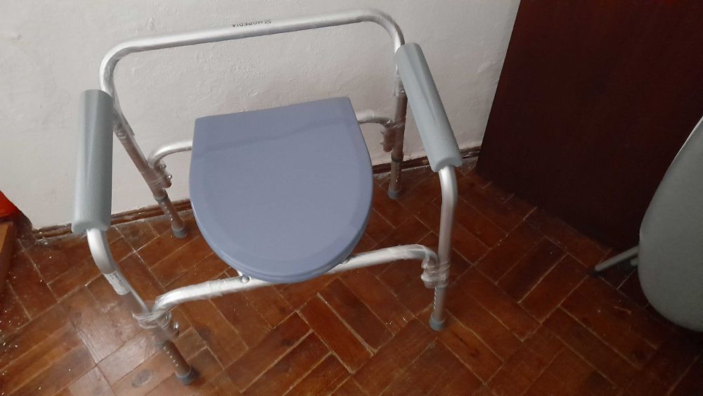 Cadeira ortopedica com wc, e higiene