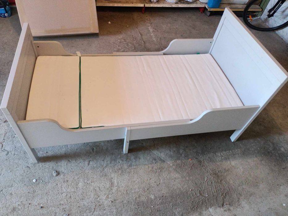 Łóżko dziecięce i regał IKEA
