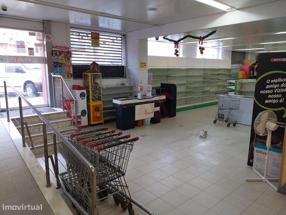 Espaço Comercial para arrendar com 240 m² na Cova da Piedade, Almada