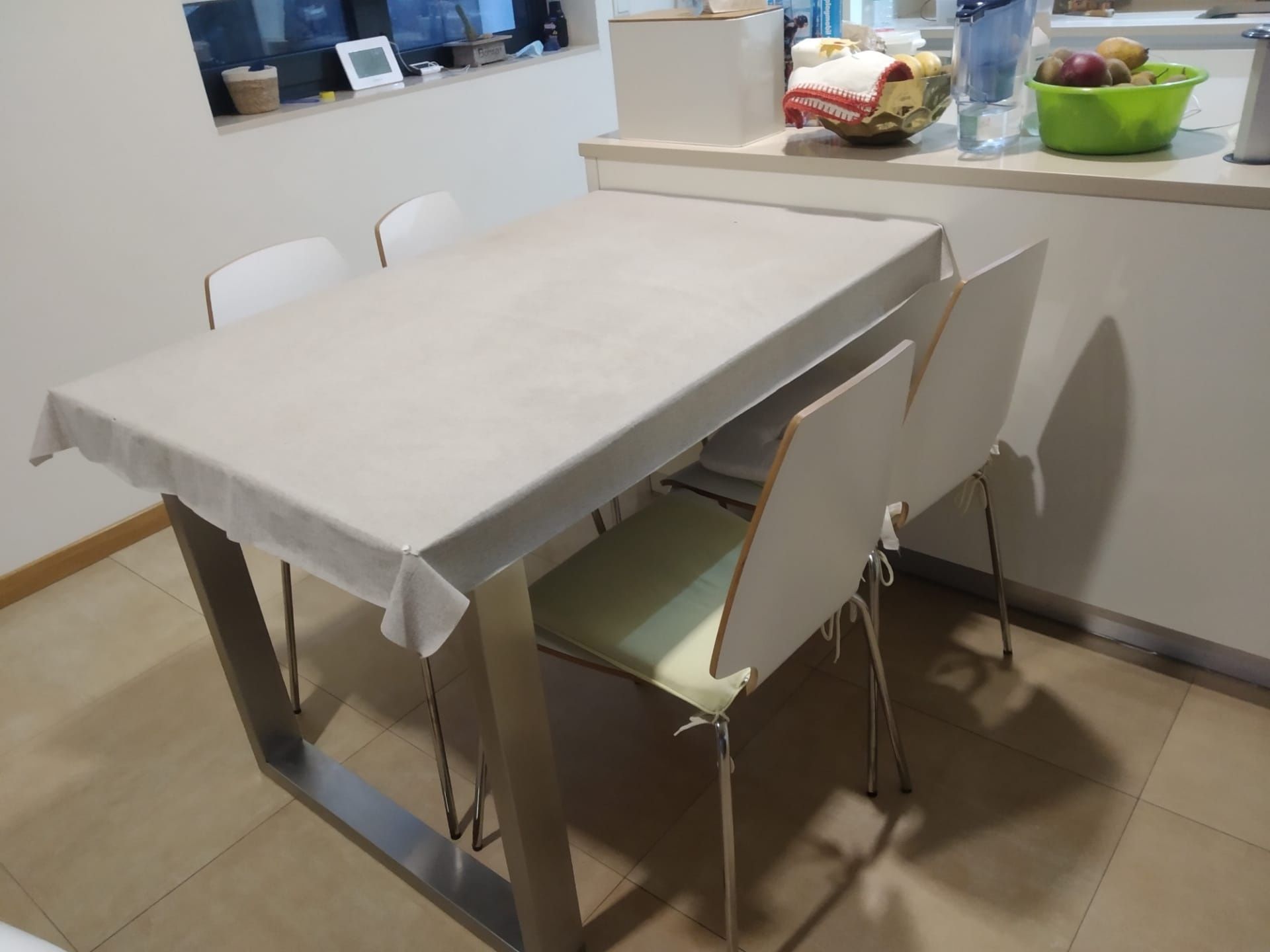 Mesa com tampo em sucupira e pé inox