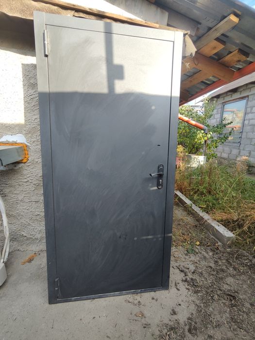 Вхідні металеві двері