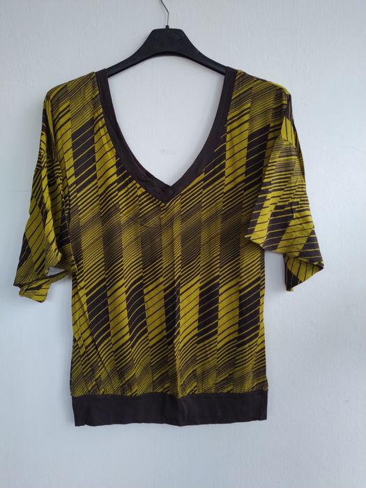 Top / Camisola verde com linhas modernas - Bershka - Tamanho M