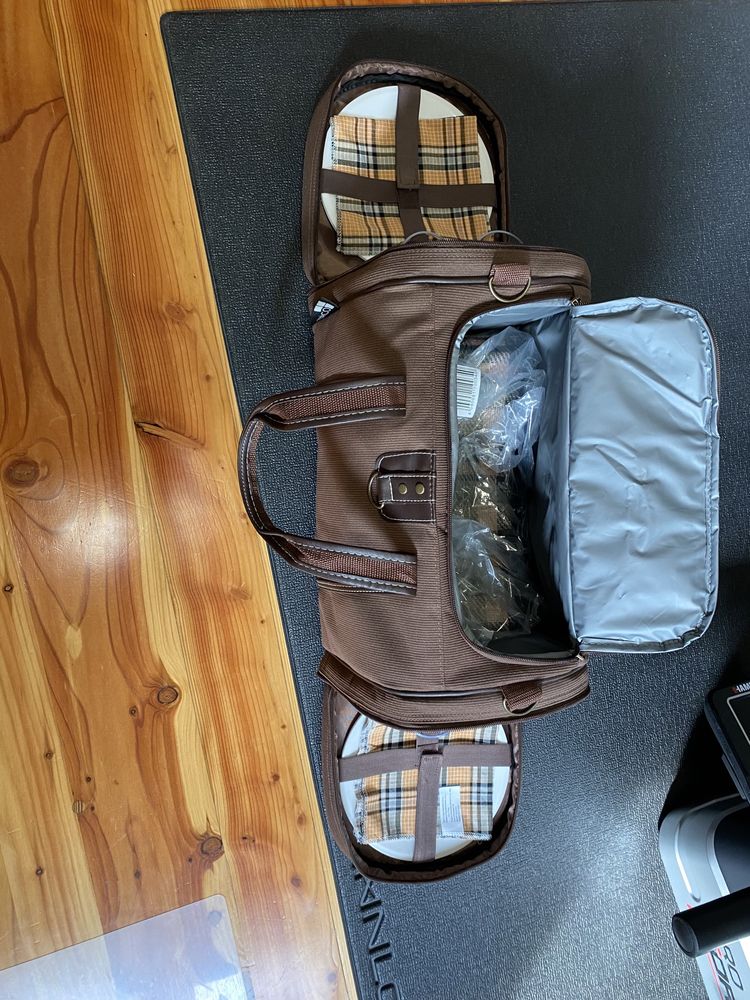 Torba piknikowa z kompletem dla 4 osób.