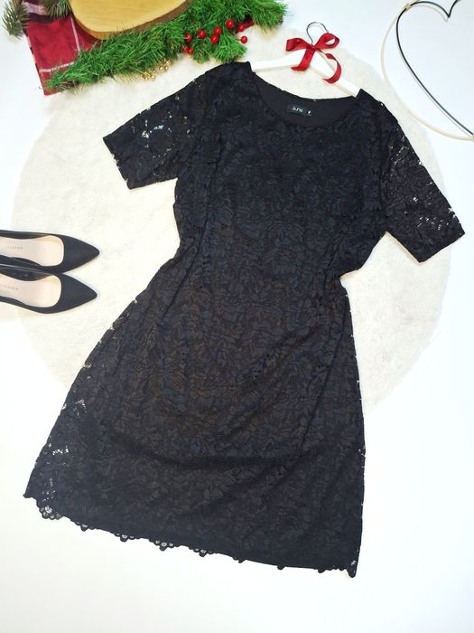 Czarna elegancka sukienka koronkowa z krótkim rękawem imprezowa koktaj