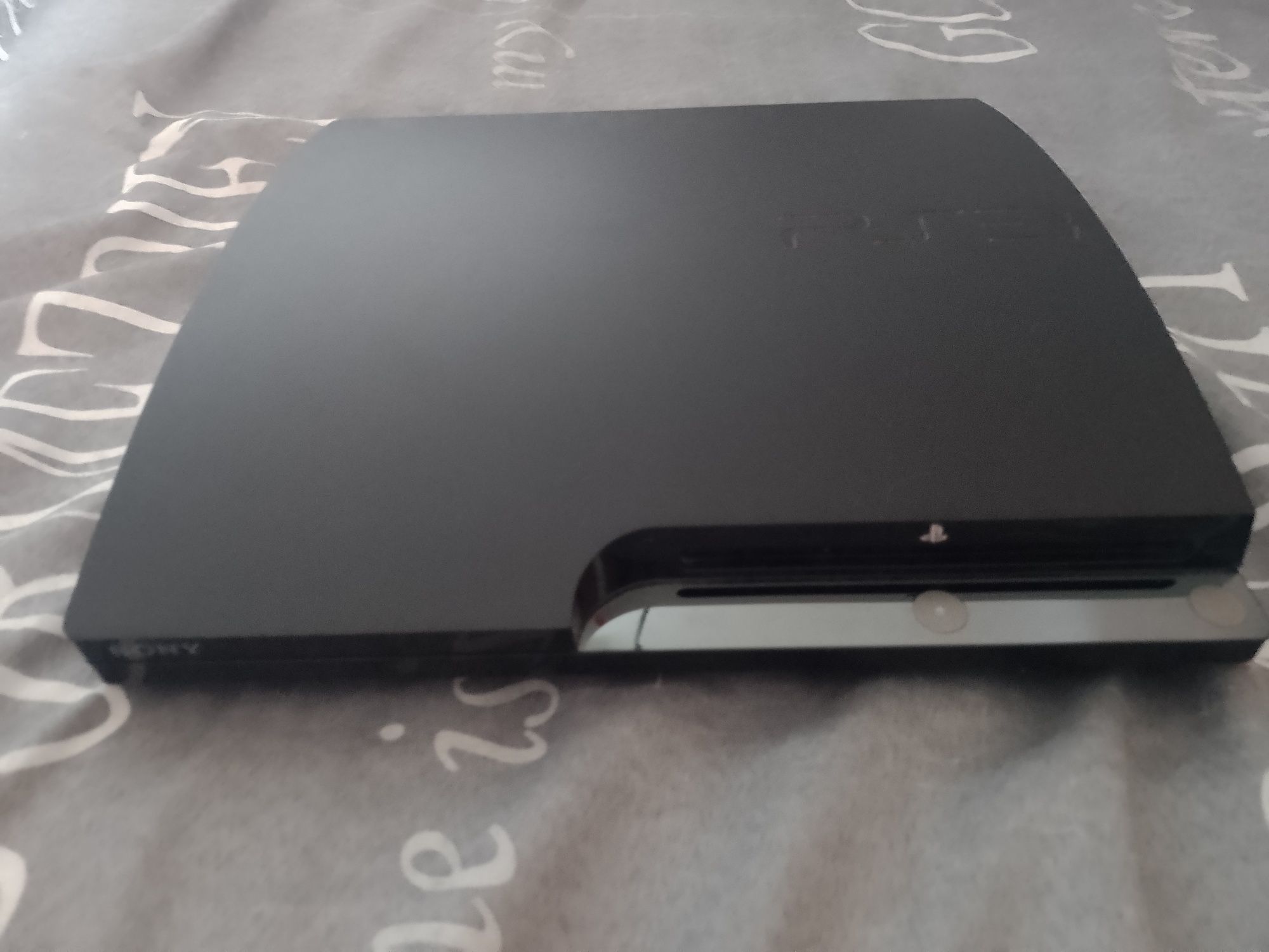 PlayStation 3 wraz z płytami i padami