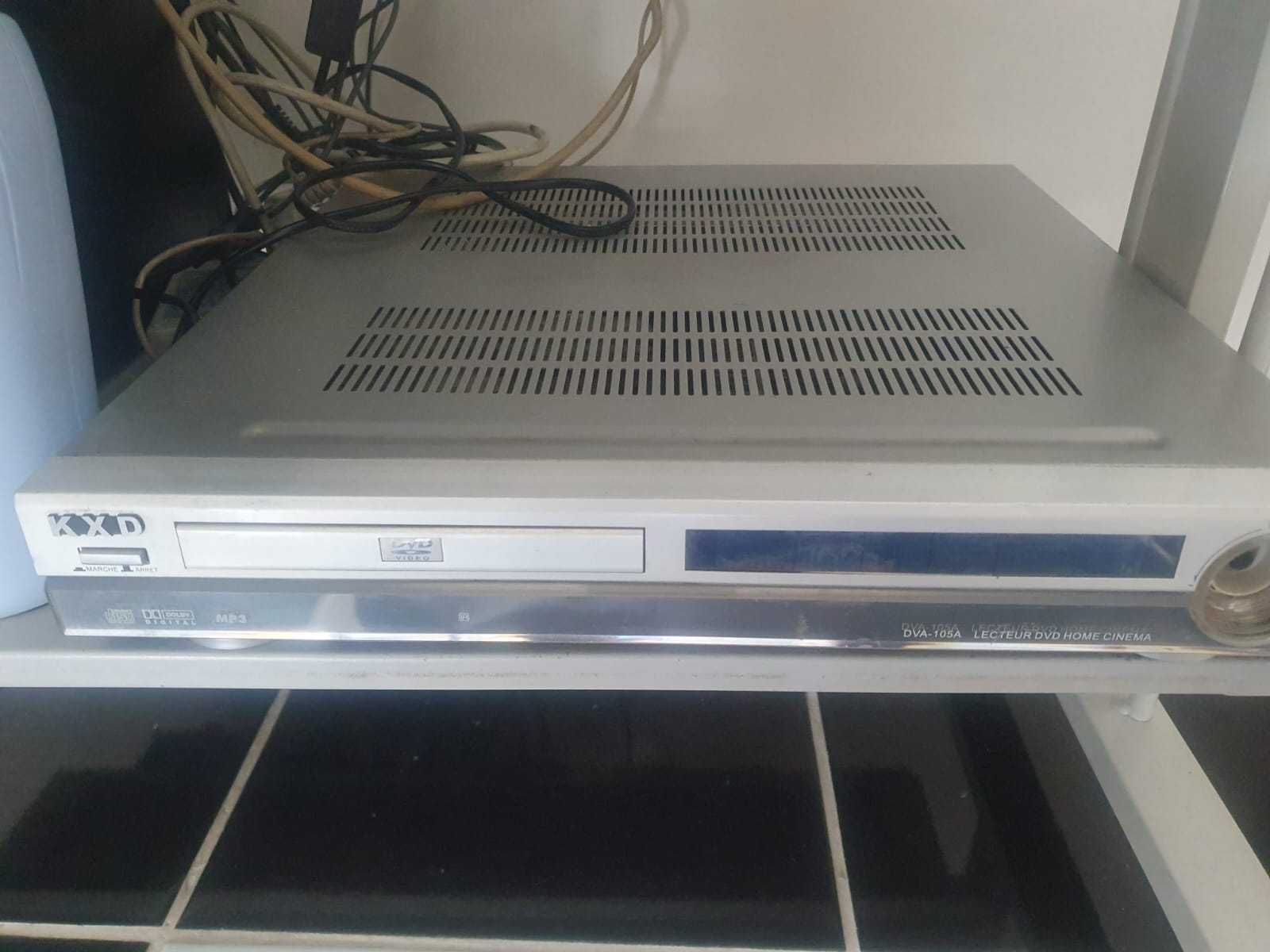 Monitores e vários componentes informáticos