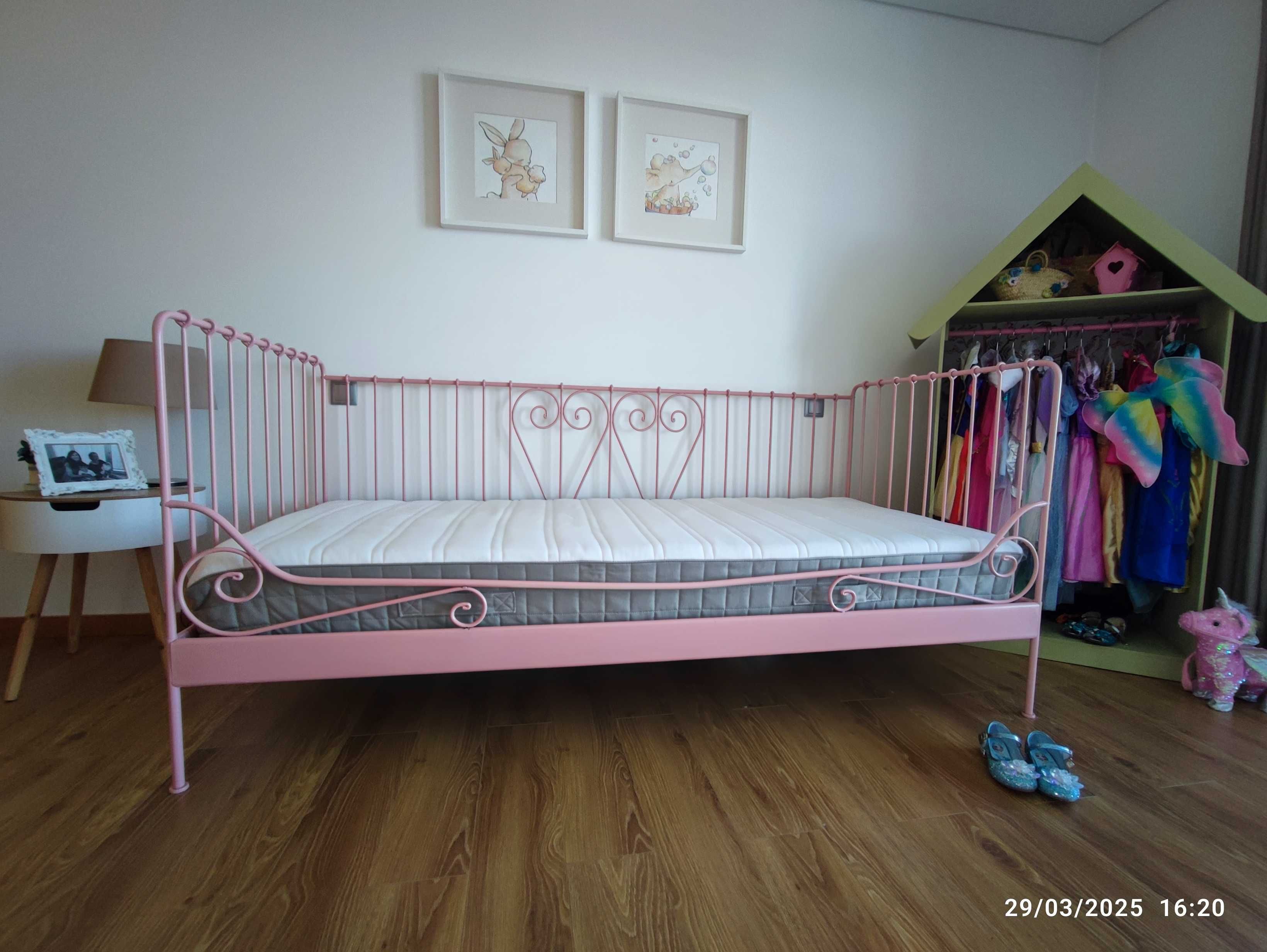 Cama de criança/menina em ferro cor de rosa e colchão 90 X 200cm.