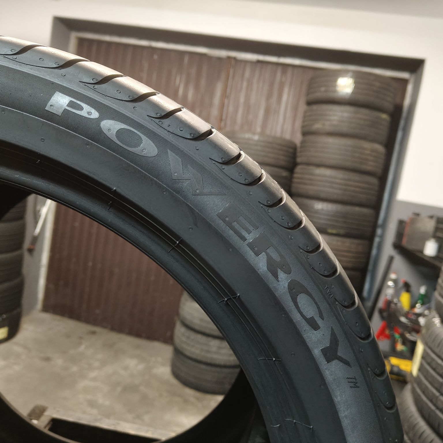 255/40/20 XL Sprzedam parę opon letnich Pirelli