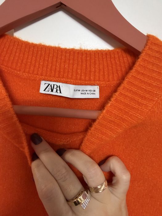 Светр, оранжевого кольору!