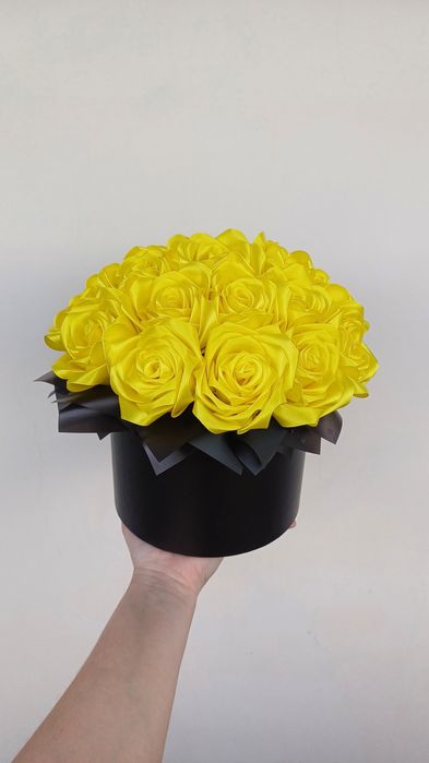 Букети з атласних троянд