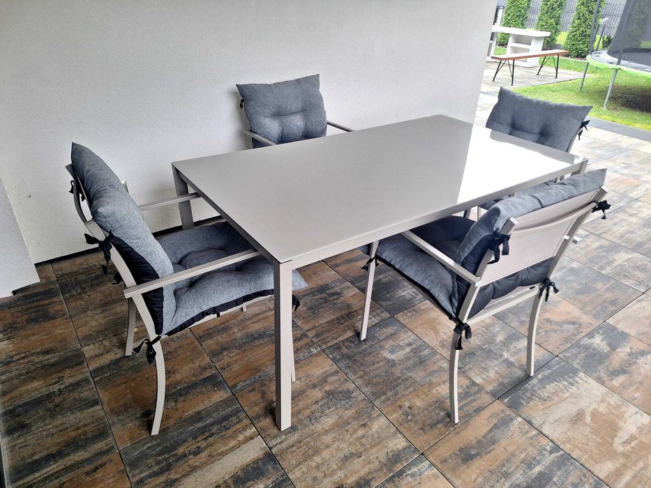 Stół ogrodowy + 4 krzesła