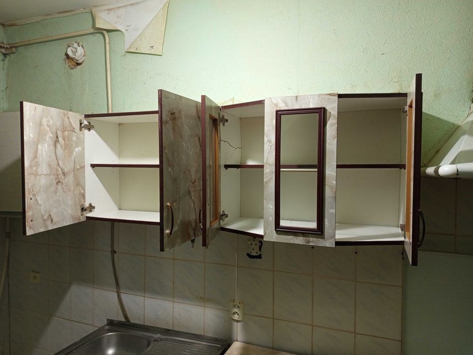 Кухня комплект (тумбочки, газова плита, витяжка.