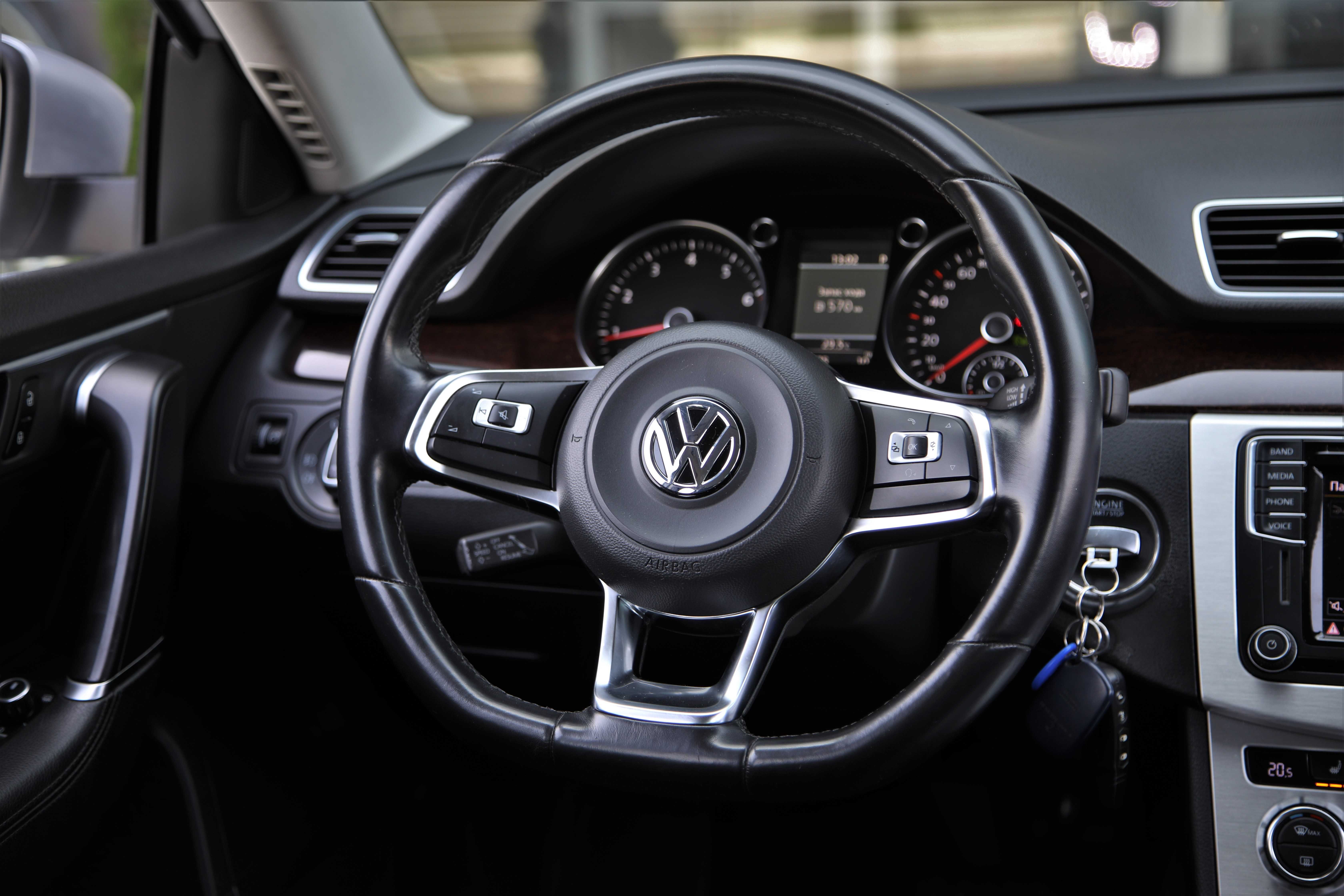 Офіційний Volkswagen Passat 2012 року