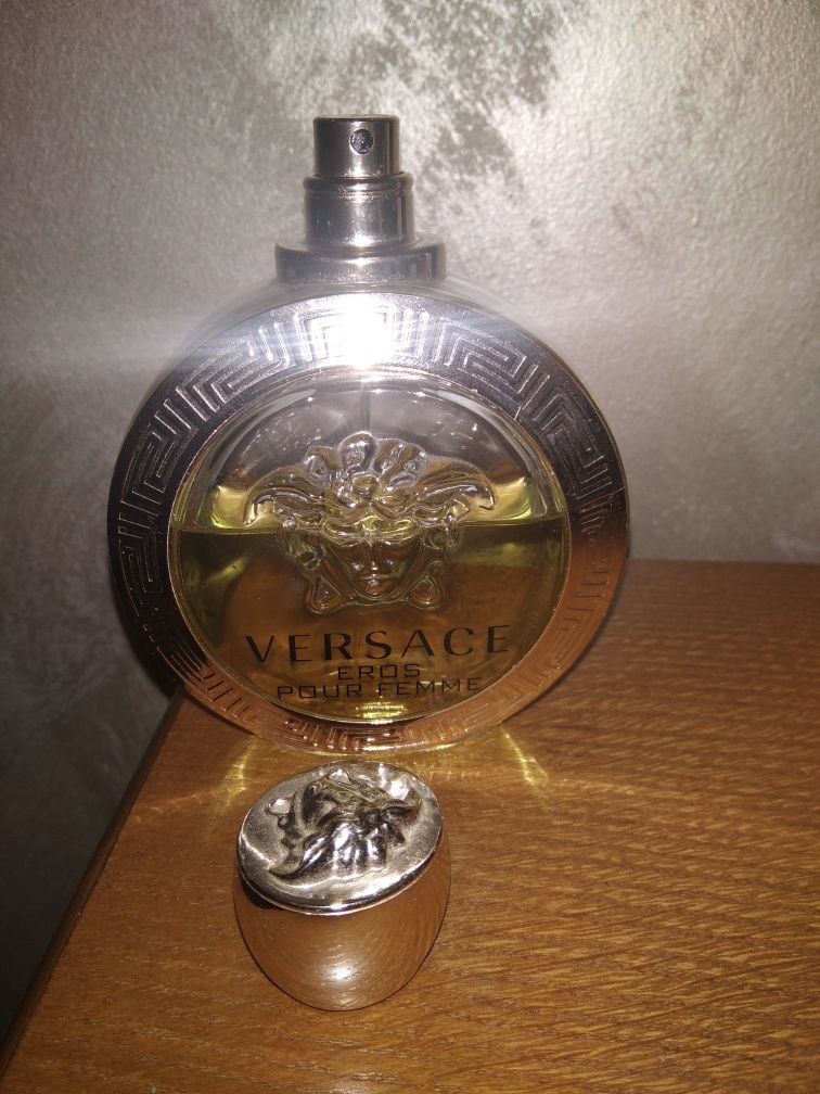 Туалетна вода Versace Eros Pour Femme 100ml. Шлейфова. В банці
орієнто