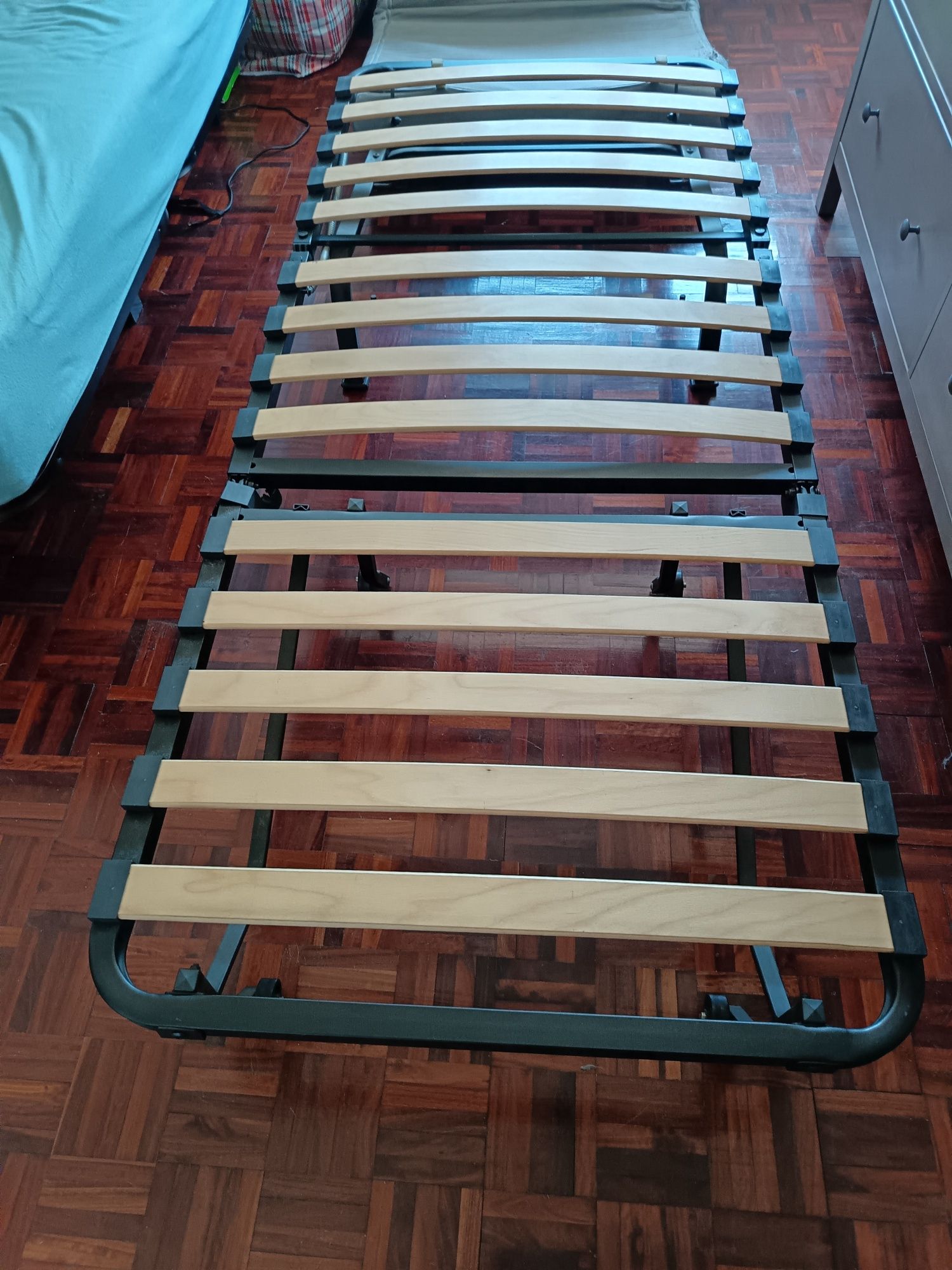 Poltrona/cama em bom estado . A cama  nunca foi usada.
Largura: 80 cm