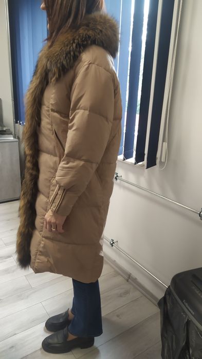 Beżowy plaszcz zimowy obszyty lisem