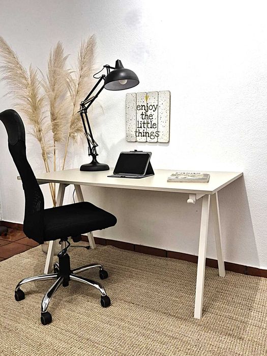 Secretaria Ikea com cadeira / Escritório / Mesa / Área / Aparador