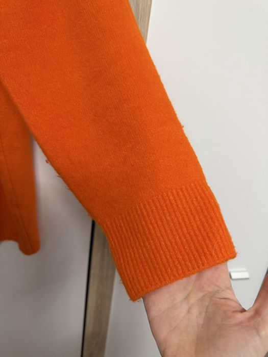 Светр, оранжевого кольору!