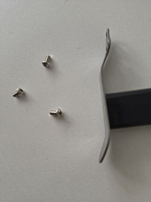 Klips do noża ze śrubkami.