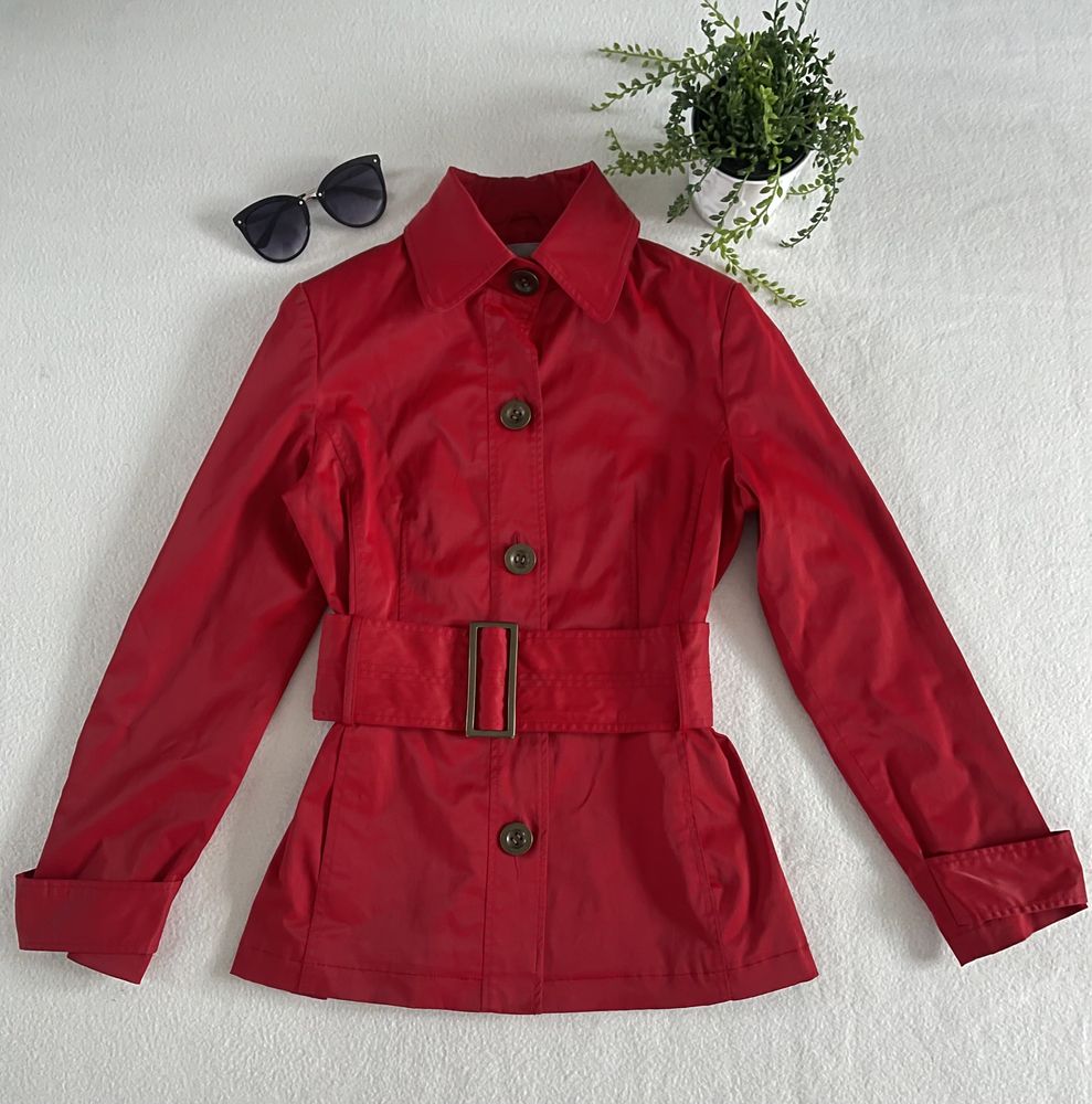 Krótki czerwony płaszcz na wiosnę z kołnierzem i paskiem z klamrą