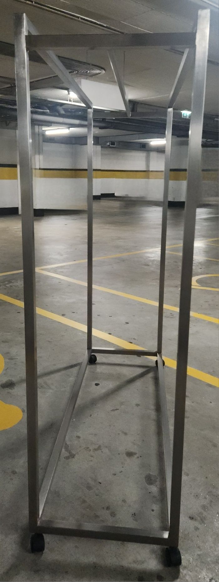 Móvel para pendurados em inox