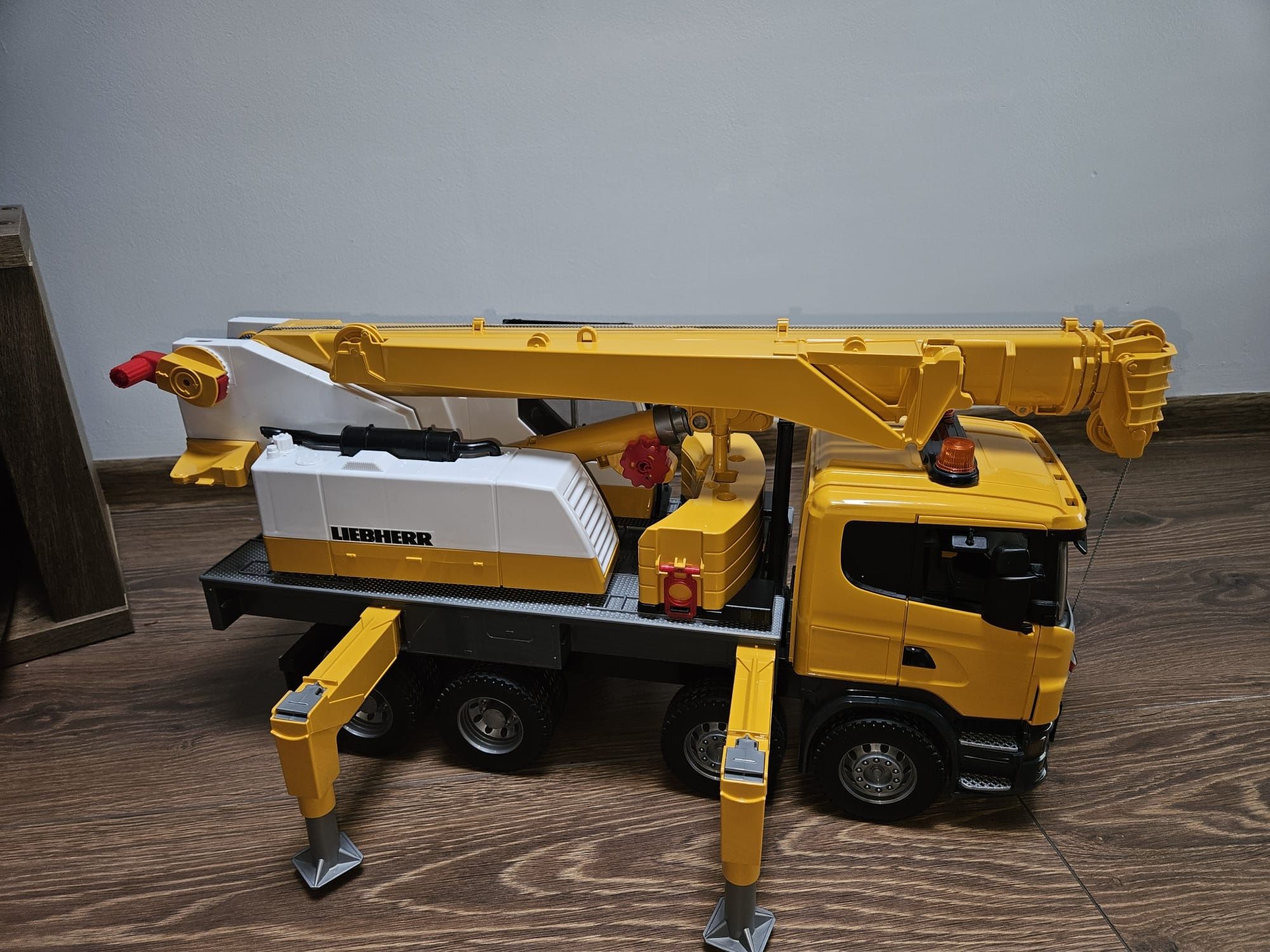 Bruder 03571 Scania Super z dźwigiem Liebherr