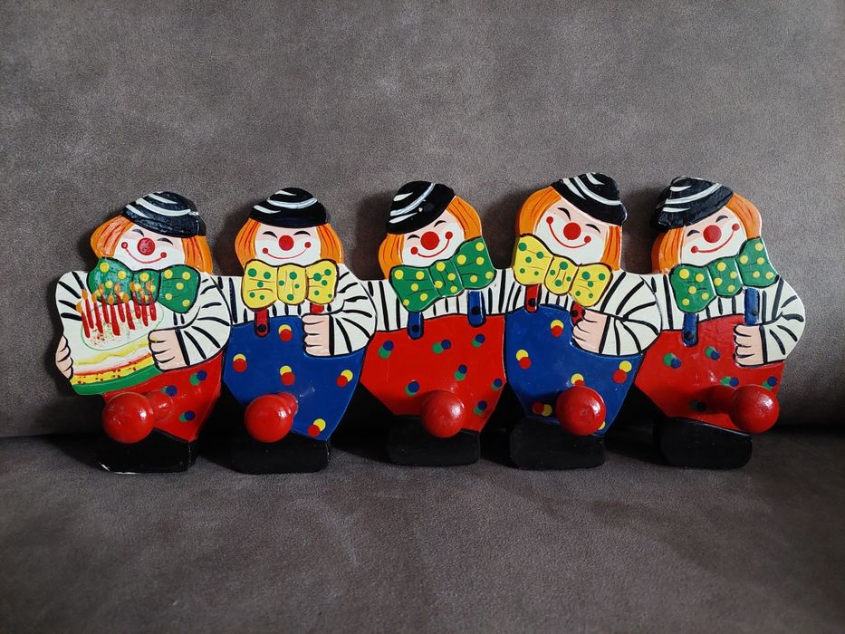 Drewniany wieszak klaun