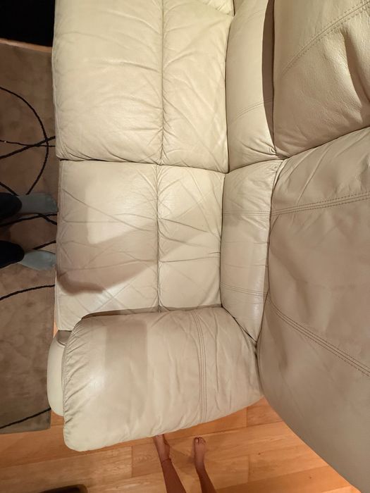 Sofá Chateaud’Ax em pele bege (3 lugares)